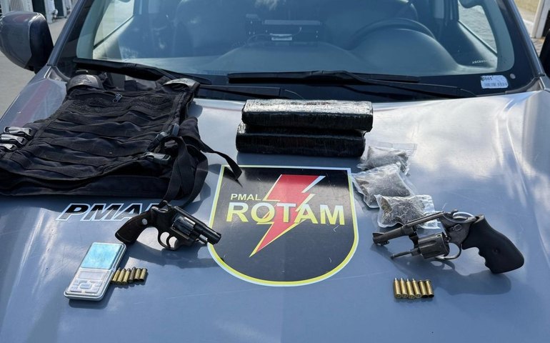 Após denúncia anônima, PM apreende armas e drogas com casal líder de organização criminosa