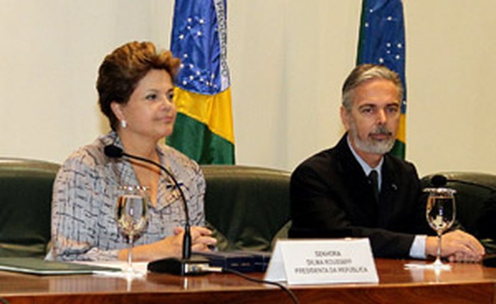 Dilma diz que não deixará indústria ser 'sucateada' por guerra cambial