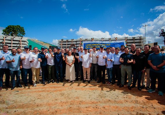 Ao lado do ministro Renan Filho e do prefeito Luciano Barbosa, governador lança o VLT de Arapiraca