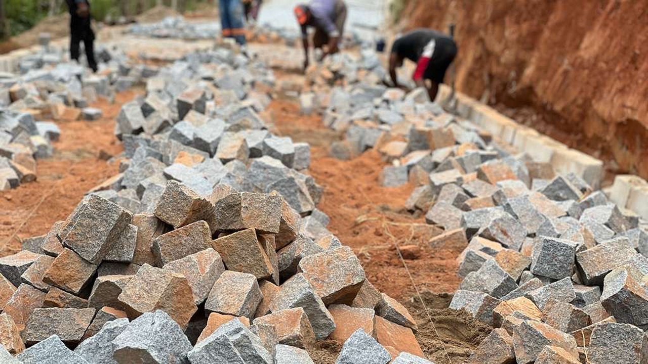 Prefeitura de Branquinha inicia pavimentação em localidade da zona rural