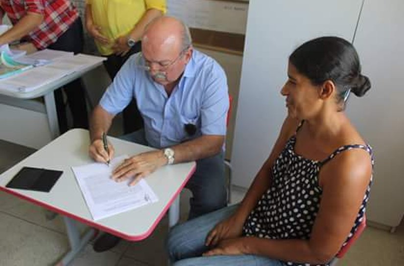 Pilar: prefeito Carlos Alberto Canuto entrega escrituras de casas
