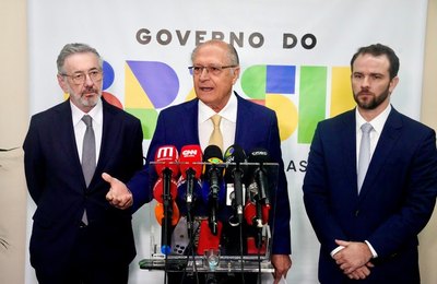 “O caminho vai ser dialogar para que não ocorra”, afirma Alckmin, sobre ameaça de taxação dos EUA a produtos brasileiros
