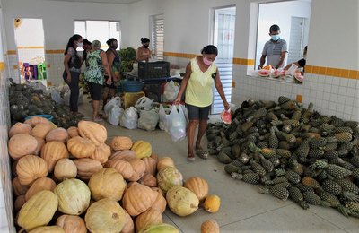 SEMED Penedo informa entrega de kits da merenda escolar na EMEB Costa Mangabeira