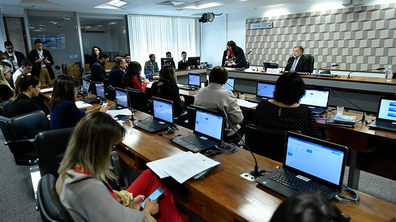 Fornecimento de material escolar deve ser obrigatório, aprova CE