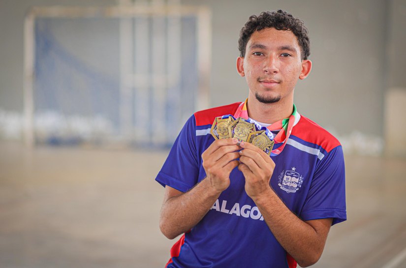 Estudante da Rede Estadual é recordista brasileiro em estreia nas paralimpíadas escolares