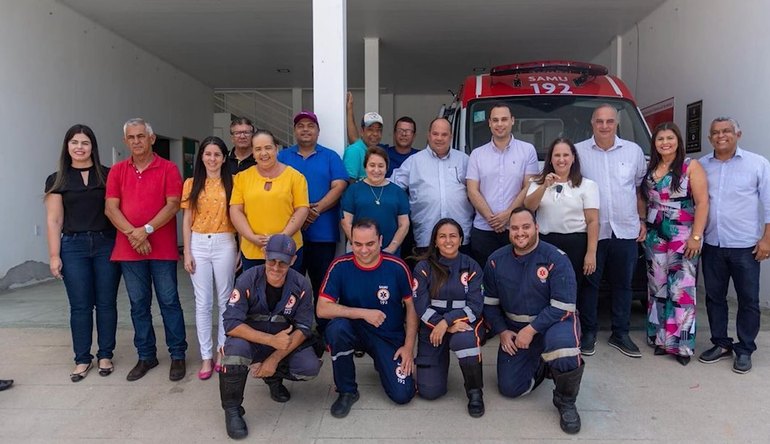 Dr. Gustavo entrega ambulância avançada e Secretária de Saúde de Santana não aparece na foto