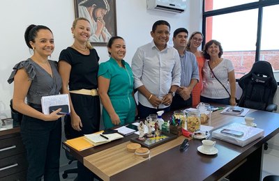 Júlio Cezar discute implantação do piso salarial da enfermagem com Sindicato