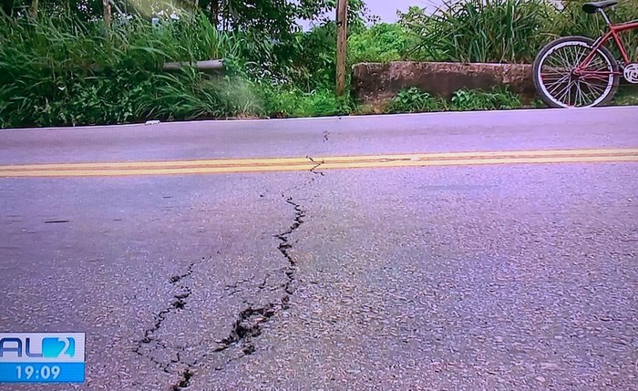 Asfalto na ponte de Satuba apresentou rachaduras Asfalto na ponte de Satuba apresentou rachaduras