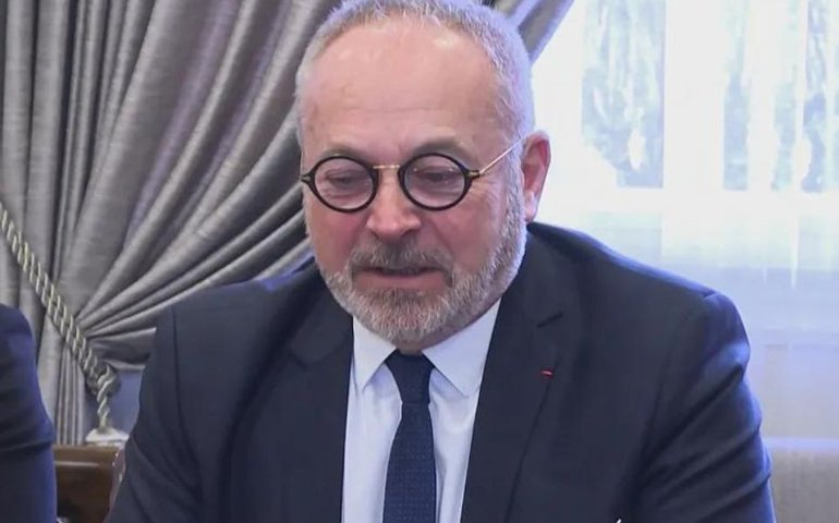 Senador é acusado de drogar deputada para forçar relação sexual na França