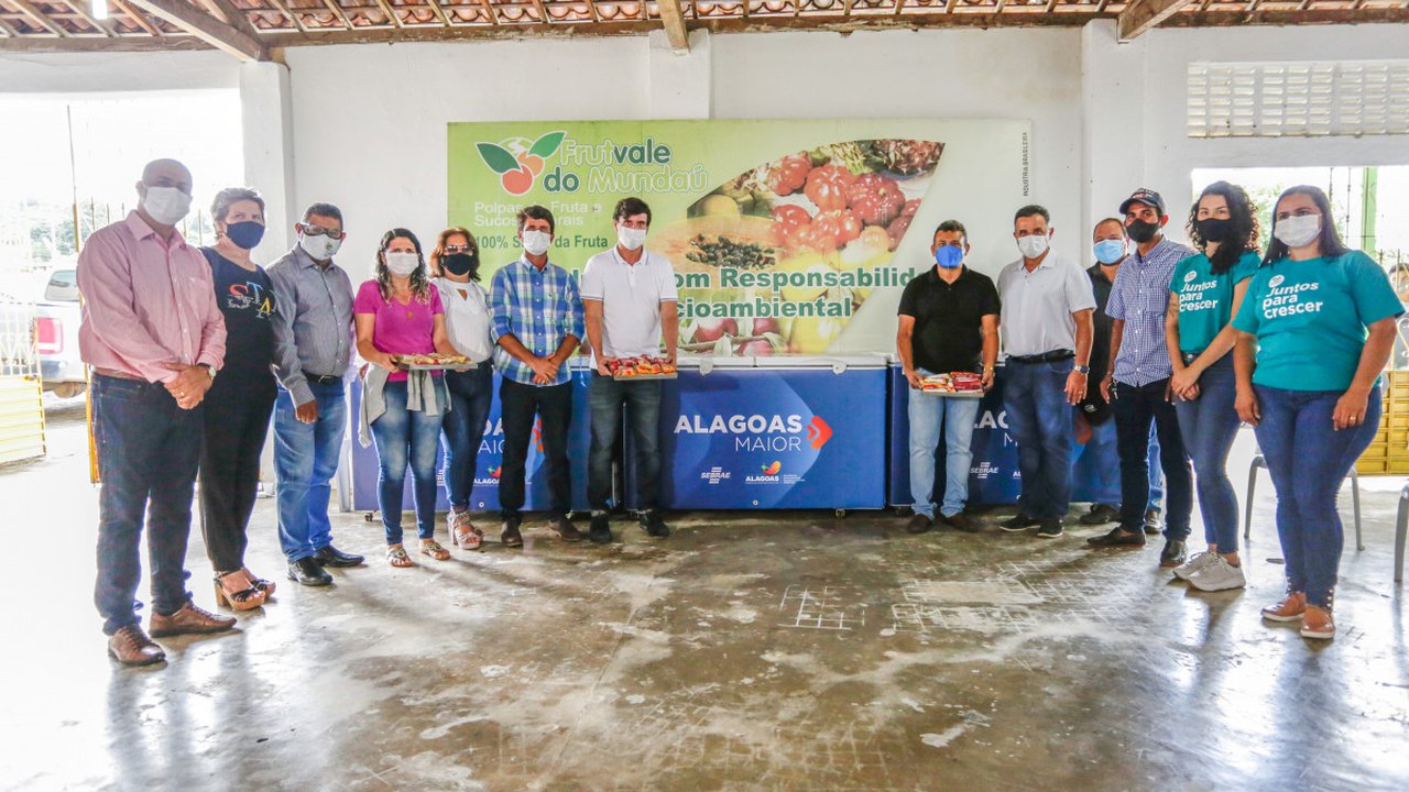 Sedetur entrega refrigeradores para cooperativa de frutas em União dos Palmares