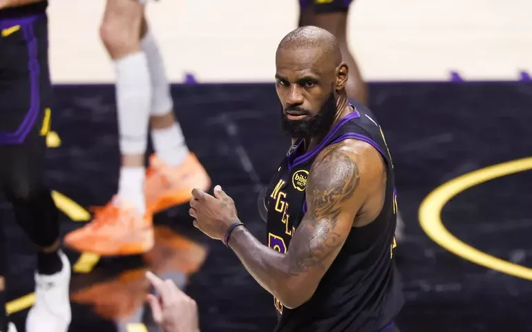 LeBron James é alvo de denúncia na Itália após jogar bolas de golfe ao mar