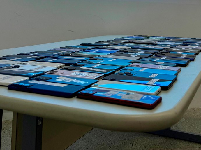 Mais 140 alagoanos recebem celulares recuperados pela SSP