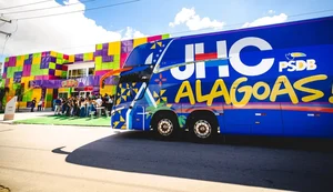 MDB tenta barrar na Justiça a circulação do Busão da Mudança, projeto utilizado por JHC para apresentar obras de Maceió e ouvir demandas da população do interior de Alagoas. - Foto: Jonathan Lins/Assessoria