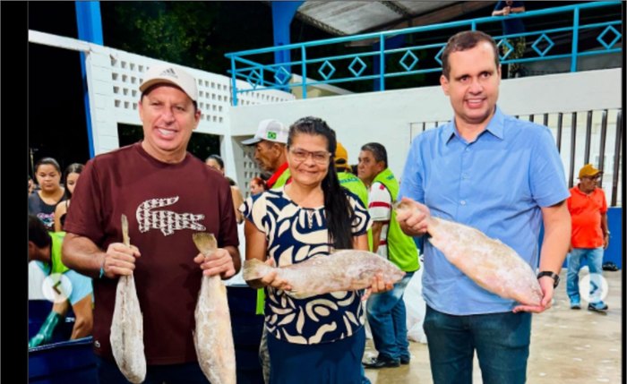 O prefeito Peu Pereira e o deputado Fernando Pereira durante distribuição de peixes O prefeito Peu Pereira e o deputado Fernando Pereira durante distribuição de peixes