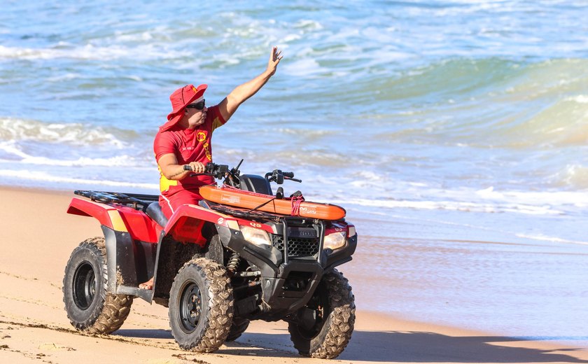 Corpo de Bombeiros salva dois turistas vítimas de afogamento na praia do Francês