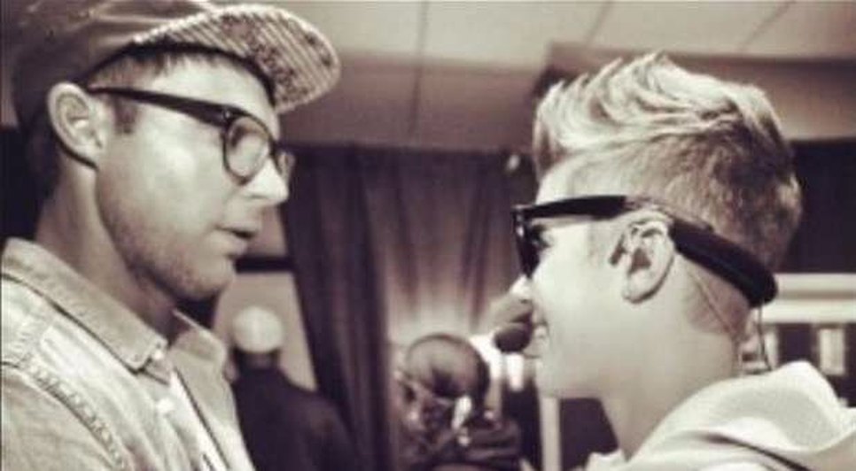 Justin Bieber conversando com o pastor Judah Smith da Hiilsong. (Intagram)