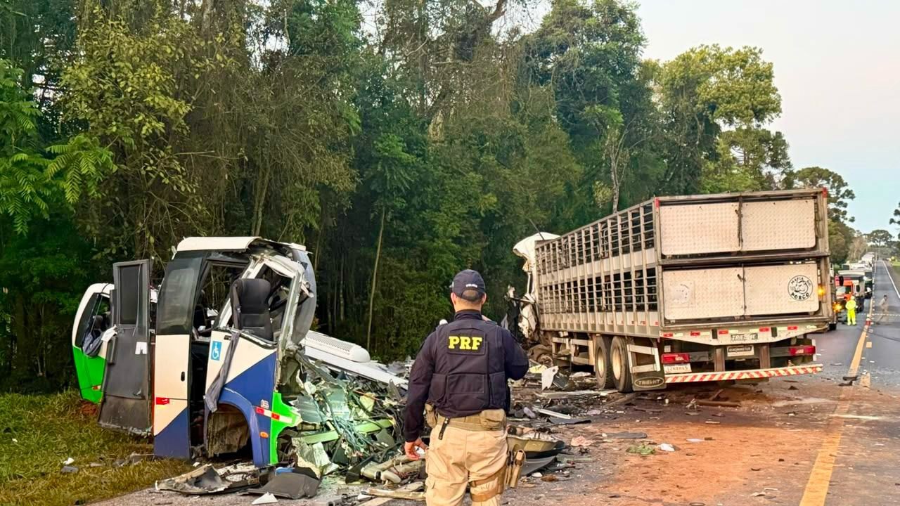 Acidente entre ônibus e caminhão mata 23 pessoas em estrada no Paraná