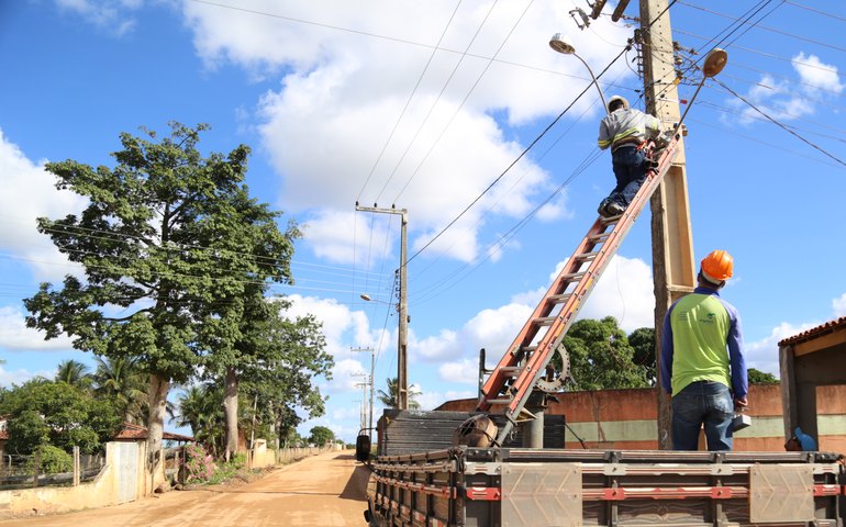 Mutirão de manutenção da iluminação pública chega a 38 comunidades da zona rural