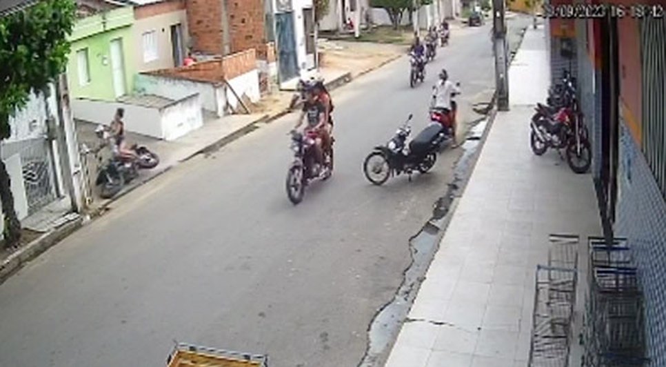 Câmeras de segurança flagraram um acidente na tarde testa sexta-feira, 08, no município de São Domingos, no agreste sergipano.  Uma dupla em uma motocicleta caiu e colidiu contra um muro após após o condutor “empinar”. A manobra arriscada foi realizada em