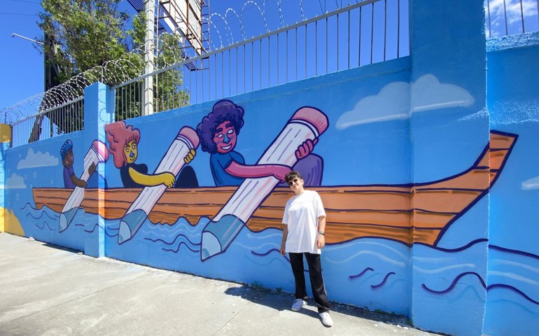 Projeto transforma muro de escola estadual em painel de graffiti sobre educação e diversidade
