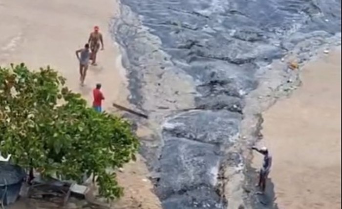 Moradores registraram momento em que esgoto é despejado na praia Moradores registraram momento em que esgoto é despejado na praia