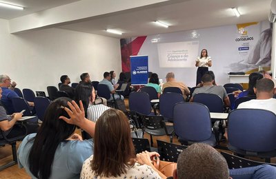 Secdef discute fortalecimento da rede de proteção à criança e ao adolescente com conselheiros tutelares