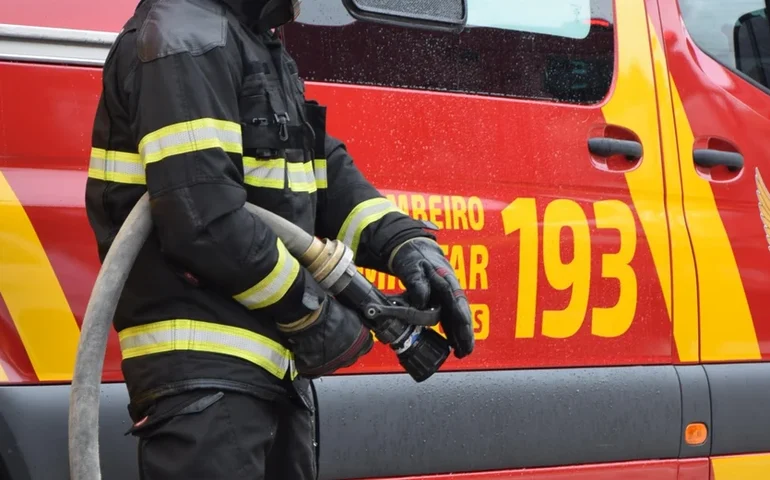 Carreta tomba e pega fogo na BR-101 em São Sebastião