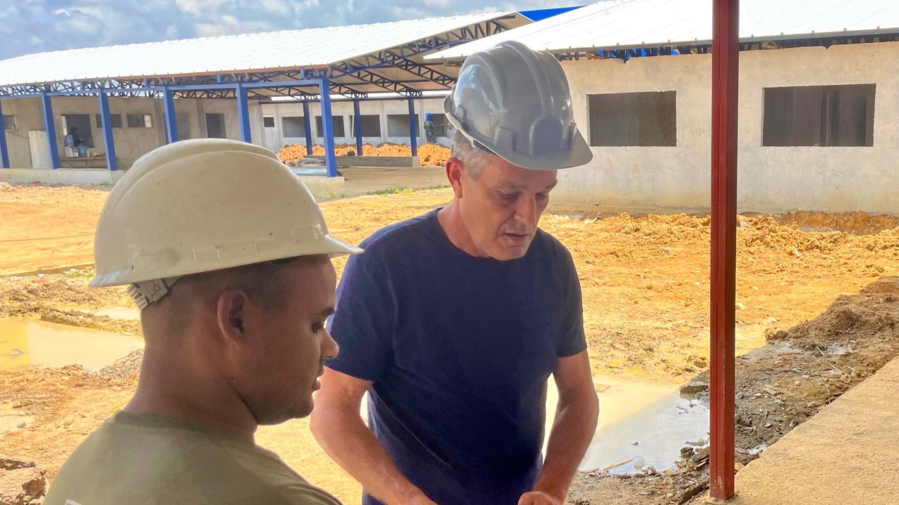 Prefeito de Branquinha verifica andamento das obras de escola estadual