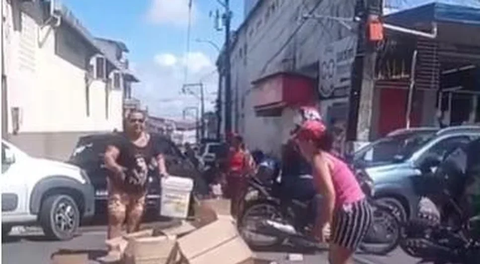 Moradores bloquearam a Avenida Cleto Campelo, no Jacintinho, para protestar contra a falta de água registrada há cerca de 15 dias. - Foto: Reprodução