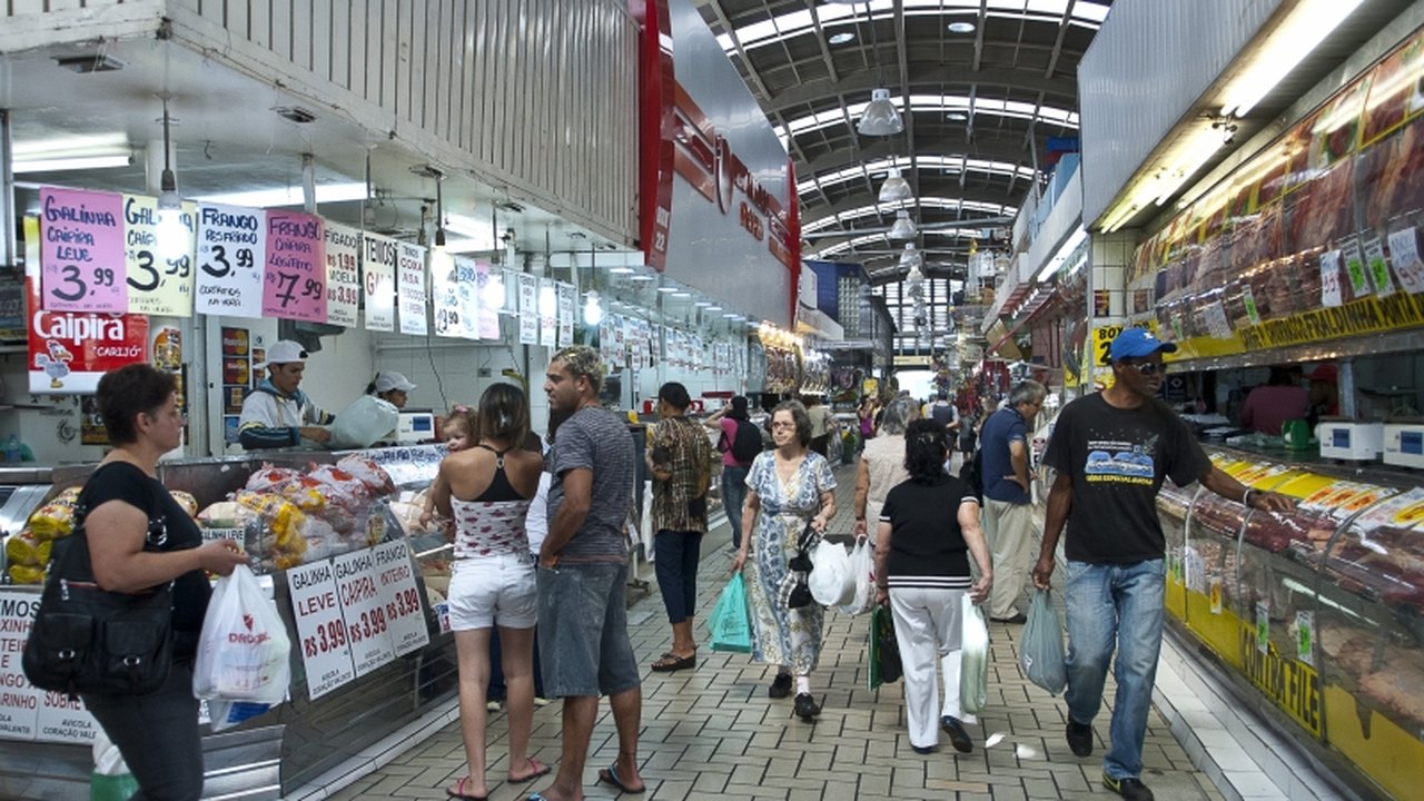 Confiança do consumidor cai 0,5 ponto em agosto ante julho, para 86,2 pontos, afirma FGV