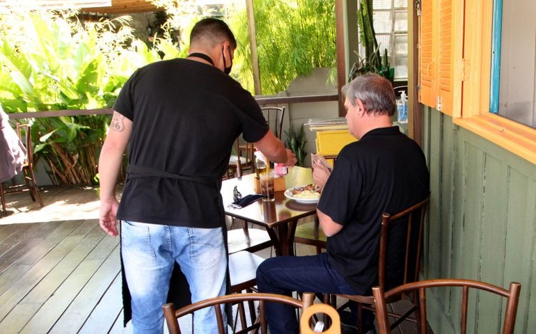 Serviços crescem em julho pelo sexto mês consecutivo, mostra IBGE