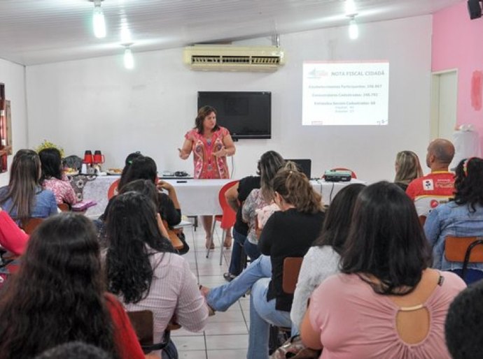 Nota Fiscal Cidadã leva orientações à instituição cadastrada no programa
