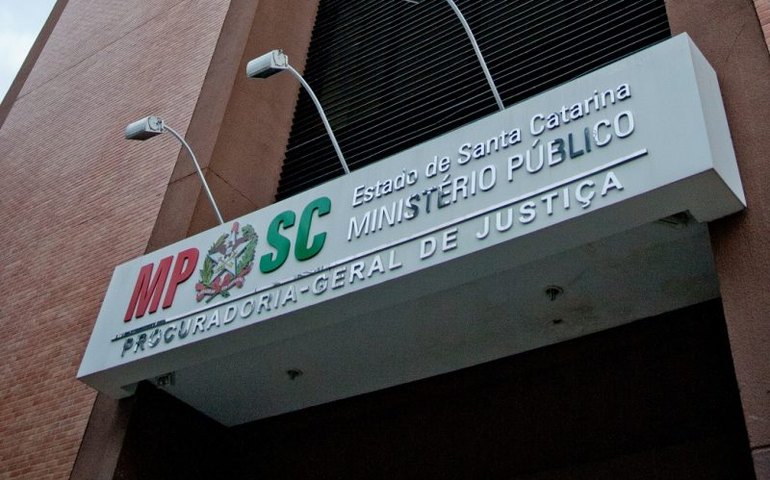 Polícia prende praça do exército e suspeito de assassinato de punk em ação contra neonazistas