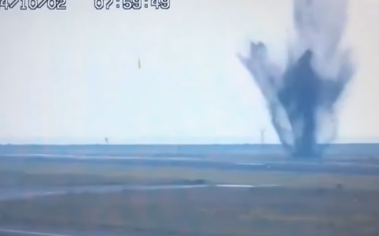 Bomba americana da 2ª Guerra explode em aeroporto japonês e abre cratera na pista
