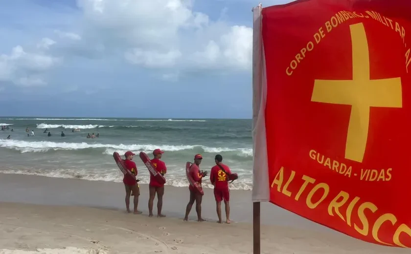 Guarda-vidas evitam seis afogamentos em menos de 30 minutos na Praia do Francês