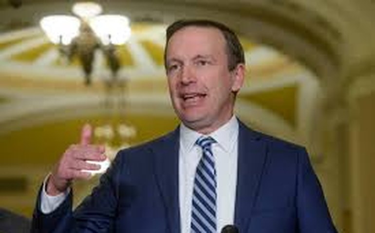 Senador dos EUA diz que governo Trump não tem plano para reabrir estreito após operação contra Irã