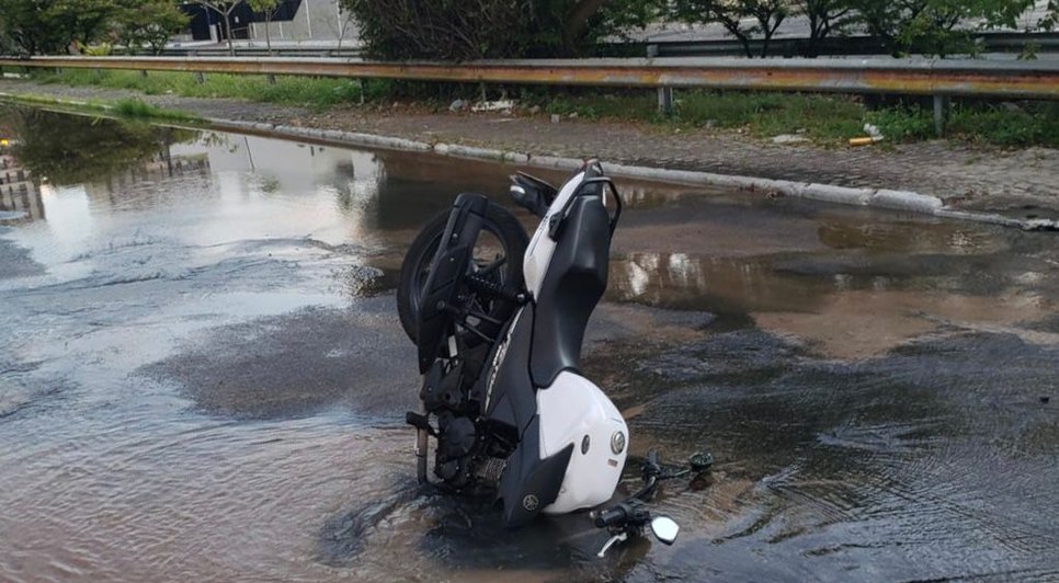Moto cai em buraco após asfalto ceder na Zona Sul de Aracaju / Foto: Foto: Denisson da Silva