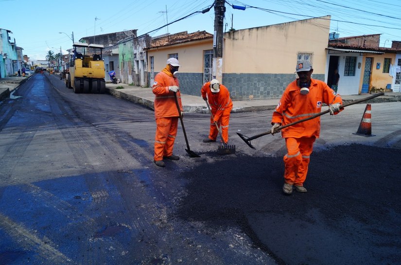 Seminfra realiza manutenção em cinco bairros de Maceió