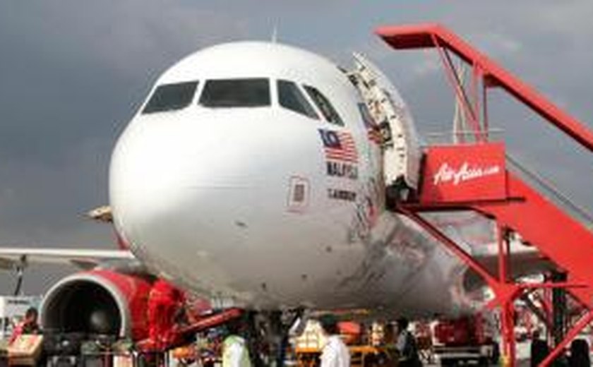 AirAsia: mergulhadores conseguem chegar a destroços de avião