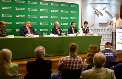 Ministro assina contrato para compra de vacina da dengue do Butantan