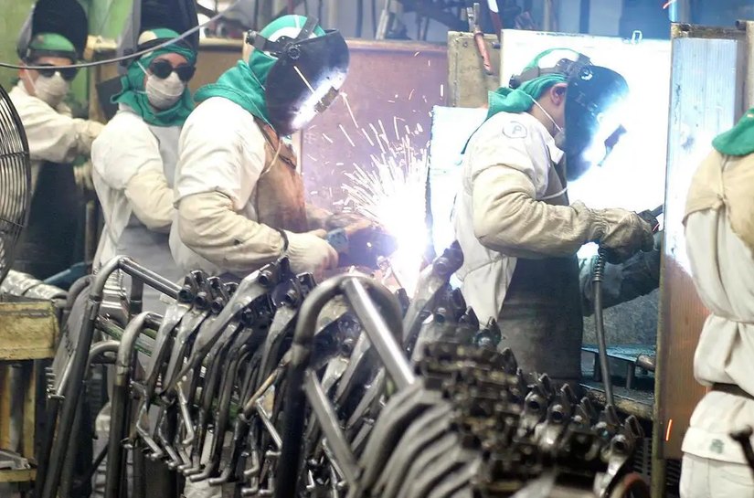 Indústria cai 0,1% em fevereiro e soma 5 meses sem crescimento