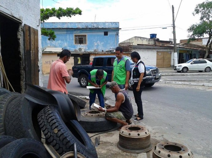 Ação da Slum orienta e fiscaliza o descarte de pneus