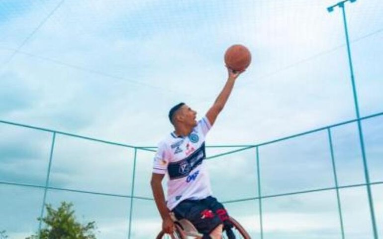 Alvinegro de coração, Daniel Perninha leva as cores do GIGANTE no basquete em cadeira de rodas