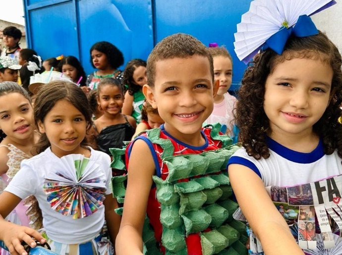 Estudantes de escola municipal realizam desfile de moda sustentável