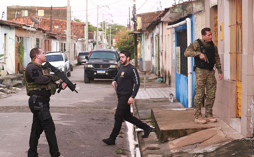 Três suspeitos são presos em operação contra homicídio, roubo e tráfico de drogas, em Maceió