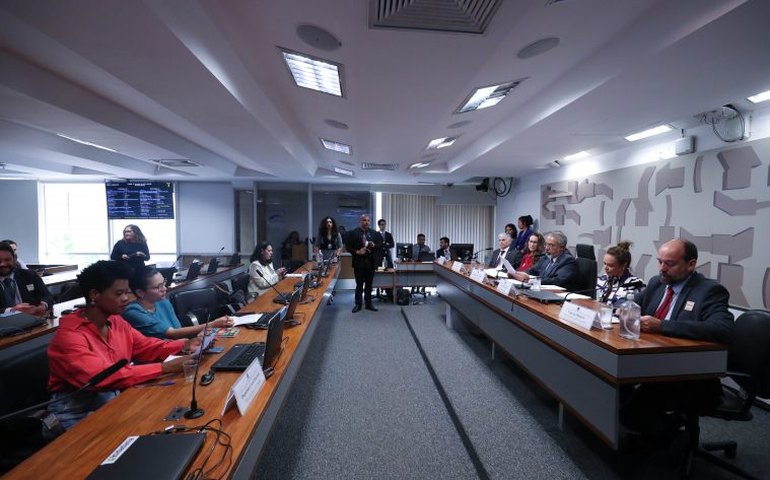 Debatedores apontam desafios de trabalhadores imigrantes e refugiados no Brasil