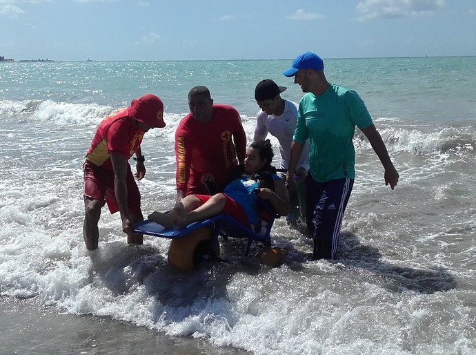 Pessoas com deficiência participam de mais uma etapa do Praia Acessível