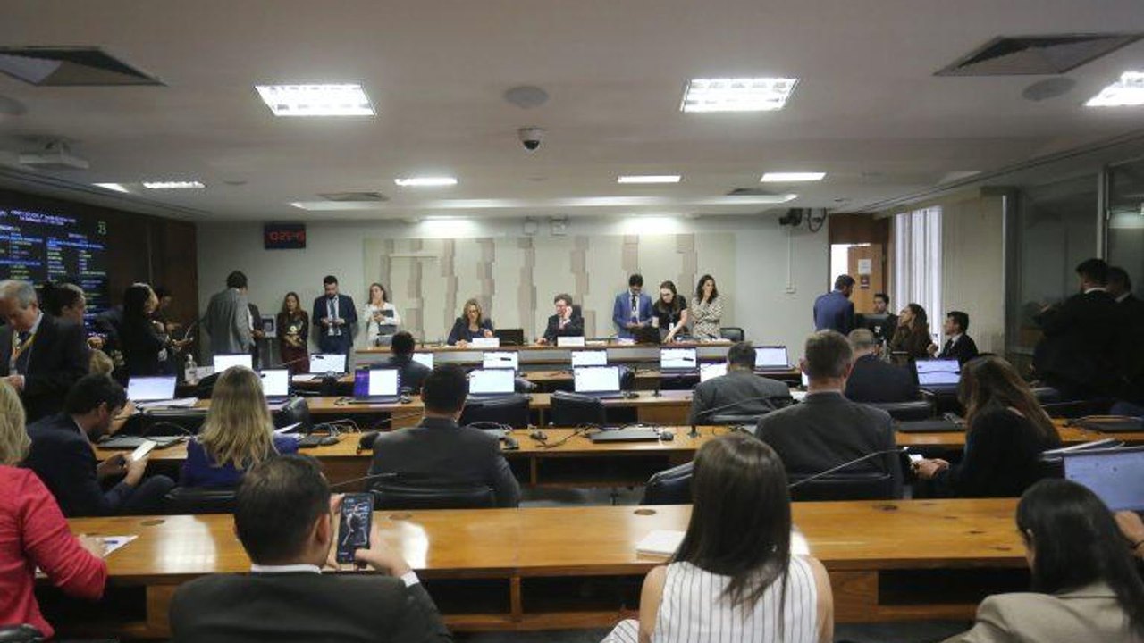 Comissão aprova proposta que acaba com a 'taxa das blusinhas'