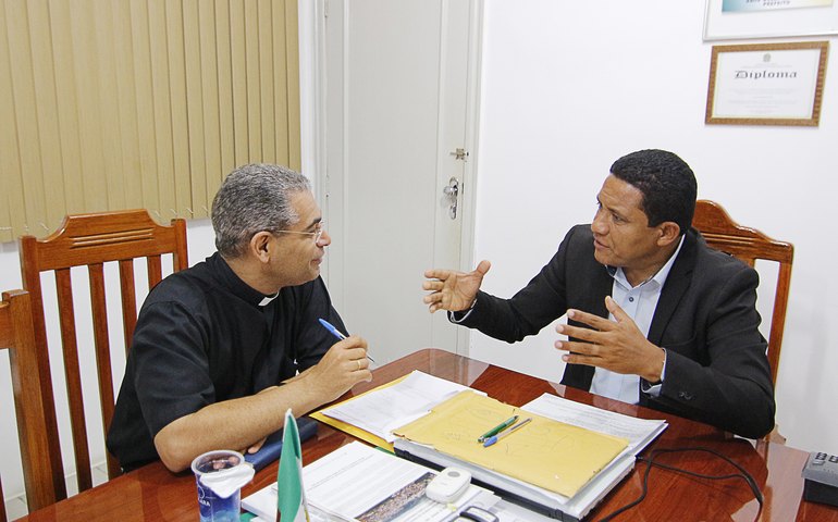 Júlio Cezar organiza caravana para prestigiar posse de Dom Dulcênio, na Paraíba