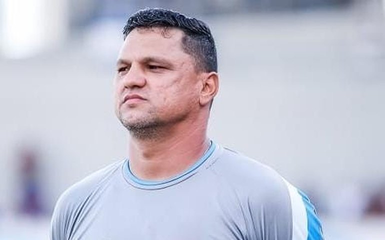 Presidente do Coruripe apresenta o técnico Bebeto Moraes para a temporada 2026